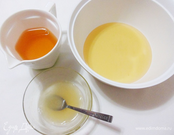 Половину яблочного сока перелить в сотейник. В небольшой миске смешать агар-агар с двумя столовыми ложками яблочного сока. Затем добавить разведенный агар-агар в сотейник. Поставить на огонь, довести до кипения и варить на медленном огне, непрерывно помешивая, в течение 2 минут.