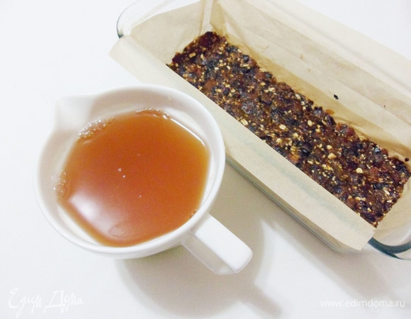 Затем снять с огня и добавить смесь в миску с холодным соком, перемешать.