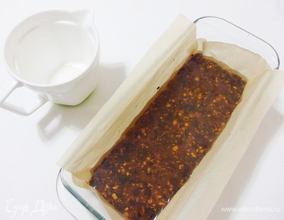 Теперь аккуратно вылить яблочный сок с агар-агаром на основу из сухофруктов и дать остыть. Затем поставить форму в холодильник на 2 часа.