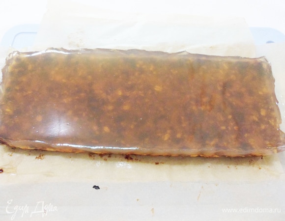 Потянув за края бумаги, извлечь застывший пласт из формы. Отделить его от бумаги (пищевой пленки).