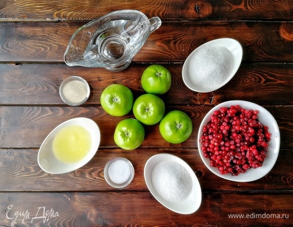 Подготавливаем все необходимые ингредиенты, чтобы все было у нас под рукой. В качестве основного сахарозаменителя я брала эритрит. Он природный, не имеет специфического привкуса, обладает нулевым гликемическим индексом. То, что надо! Яблоки нужны максимально кислые. В идеале — антоновка, но они до Владивостока никогда не добираются, поэтому я купила «Гренни Смит».