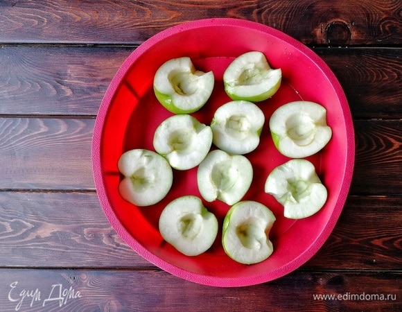 Начнем с приготовления яблочного пюре. Духовку разогреваем до 180°C. Кислые яблоки моем, убираем сердцевину, кладем в форму и ставим запекаться до готовности. У меня ушло 40 минут. На фото вы видите много яблок, хотя хватит и 2-х. Деткам заодно запекла, уж очень любят!