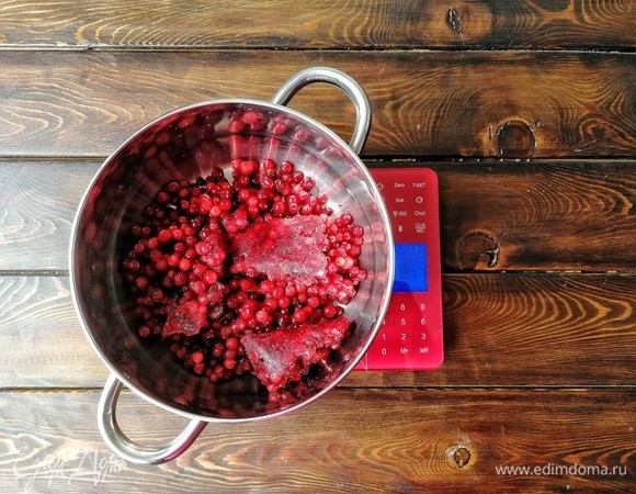 Засыпаем бруснику. Смотрим, сколько получилось на весах. Конечно, на пачке было написано, что 300 граммов, но всякое бывает. Производитель меня порадовал: на целых 3 грамма больше положил! Какую вы берете бруснику — свежую или замороженную — абсолютно без разницы. Единственное, замороженную достаньте за полчаса из морозилки, чтобы она немного подтаяла.