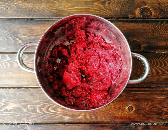 Пюрируем бруснику погружным блендером. До идеала можно не доводить, мы еще повторим этот шаг впоследствии. Ставим сотейник с брусникой на плиту и увариваем пюре ровно наполовину. То есть, если у меня сотейник весит 508 граммов, а брусники я добавила 300 граммов, то в итоге я должна получить на весах 658 граммов.