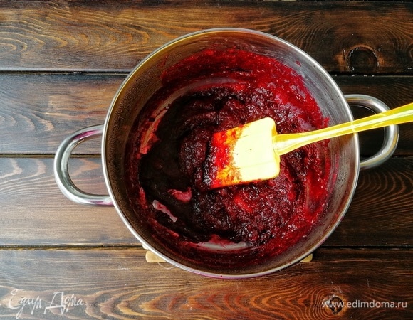 После закипания уваривайте ягоду на среднем огне, периодически помешивая. У меня ушло полчаса на всю эту процедуру. Видите, пюре получилось очень густым.