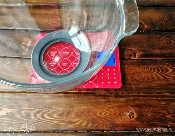 Теперь ставим на весы чашу миксера и обнуляем ее вес. В дежу мы будем сразу добавлять 2 вида пюре и 60 граммов эритрита. Так удобнее.