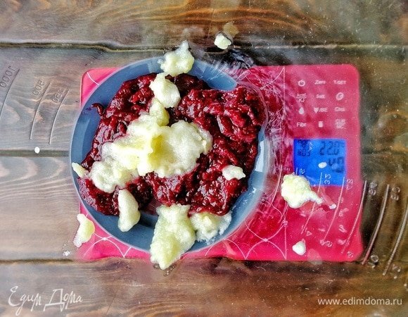 Далее в чашу добавляем 40 граммов яблочного пюре и тщательно их пюрируем.