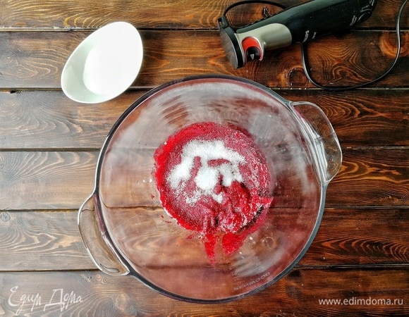 Далее добавляем к пюре 60 граммов эритрита. Устанавливаем дежу на место. Нам понадобится насадка-венчик.