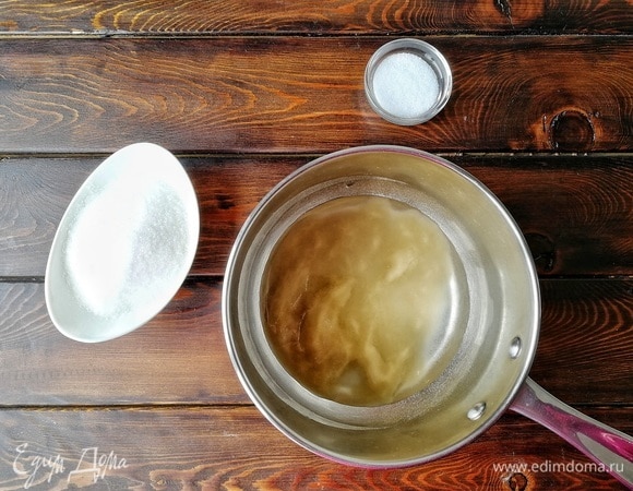 Теперь займемся варкой сиропа. Для этого в сотейнике соединяем холодную воду и агар-агар (сила — 900 блюмов). Хорошо перемешиваем последний и ставим на плиту на средний огонь. Постоянно и тщательно помешивая, ждем, когда агар превратится в гель. 100 граммов эритрита и 10 граммов стевии держите под рукой!