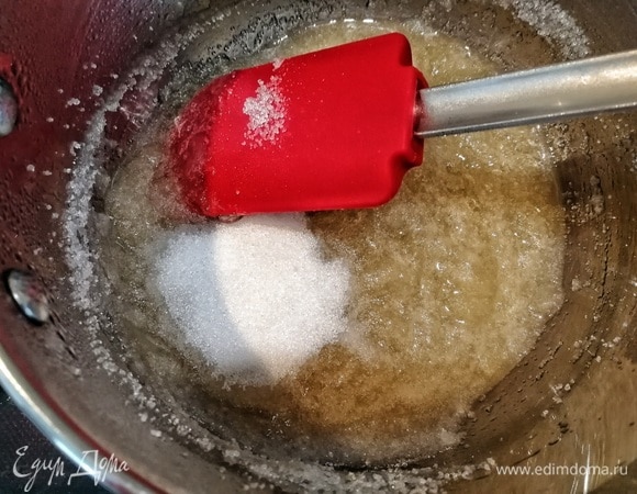 Как только агар превратился в гель, сразу засыпаем в сотейник 2 вида сахарозаменителя. Снова мешая, увариваем сироп до 110°C или до получения непрерывной нити.