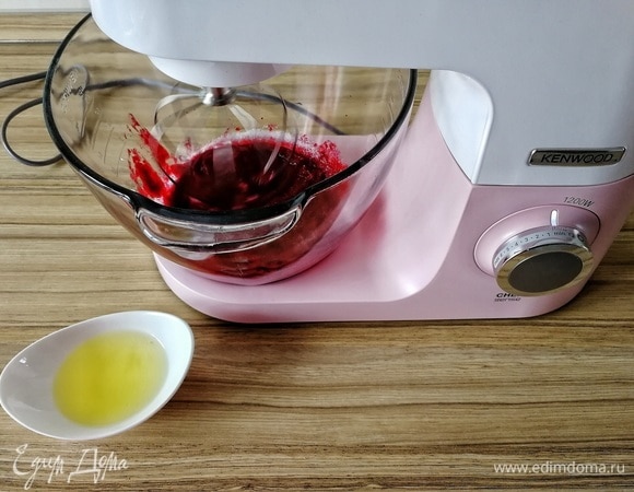 Параллельно включаем миксер на небольшой скорости и сначала просто все объединяем.