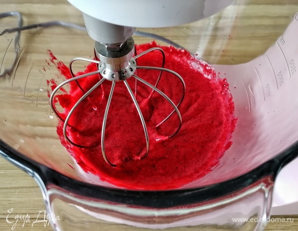 Потом вливаем яичный белок, увеличиваем скорость выше средней и взбиваем массу до увеличения в объеме в 2,5 раза. Не забываем, что надо постоянно мешать сироп с агаром!