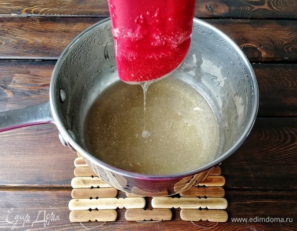 Сироп приготовился. Видите, с лопатки стекает нервущаяся нить? Значит, пора вливать сироп во взбивающиеся белки с пюре.