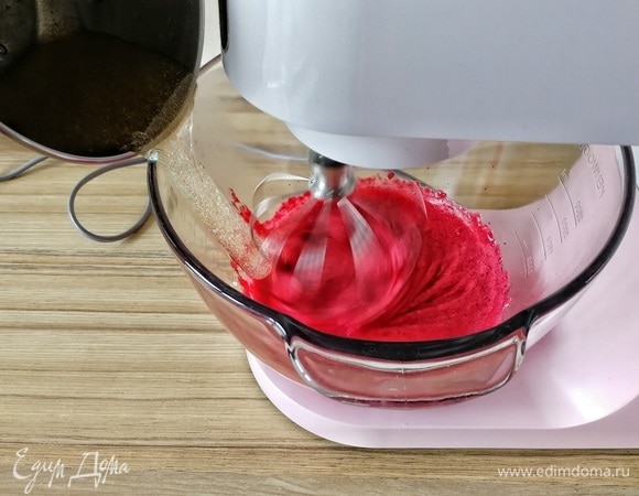 Аккуратно по стенке чаши вливаем горячий сироп. Только не попадите на венчик!