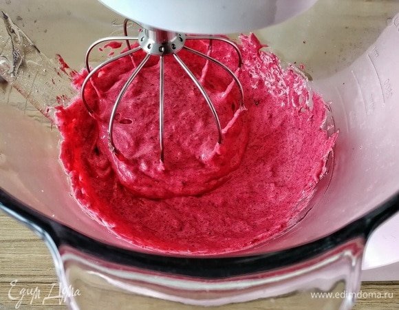 Объединяем массу буквально секунд 10, не более того. Агар начинает застывать уже при 45°C, поэтому надо торопиться!