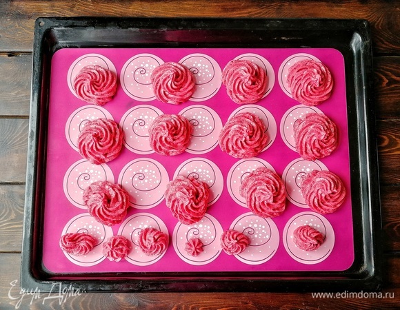 В темпе вальса отсаживаем зефир на силиконовый коврик. Оставляем его сушиться часа на 4.