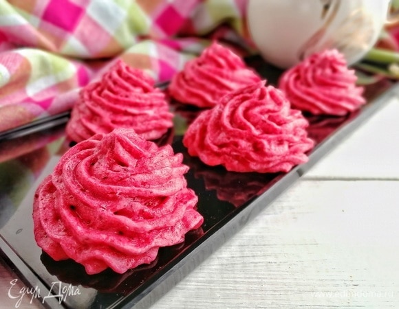 Смотрите, какой красивый цвет! Просто шикарный! Без каких-либо искусственных красителей! Приготовленный по такому рецепту зефир низкокалорийный. Его на самом деле можно назвать полезным. Яблочное пюре содержит пектин, благотворно влияющий на пищеварение. Брусника содержит множество витаминов, некоторые из которых сохраняются при термической обработке. Агар-агар является хорошим пребиотиком, понижает холестерин в крови, выводит шлаки, токсины и т. д. Ладно, не буду продолжать, сайт-то кулинарный!