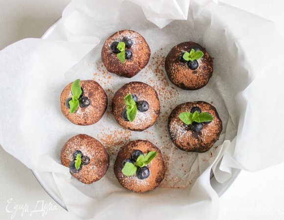 Украсьте пирожные сахарной пудрой, ягодами голубики и мятой. Приятного аппетита!