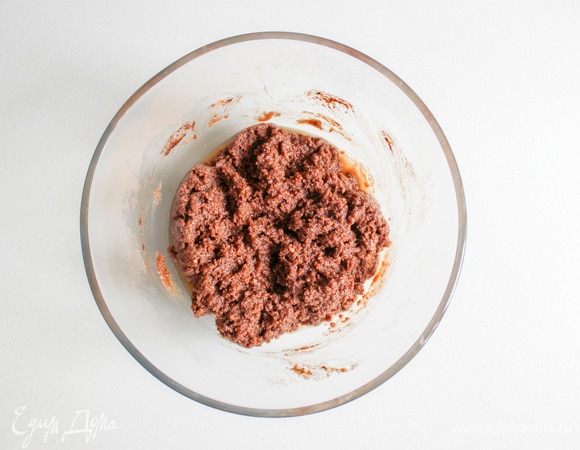 Замесите тесто.