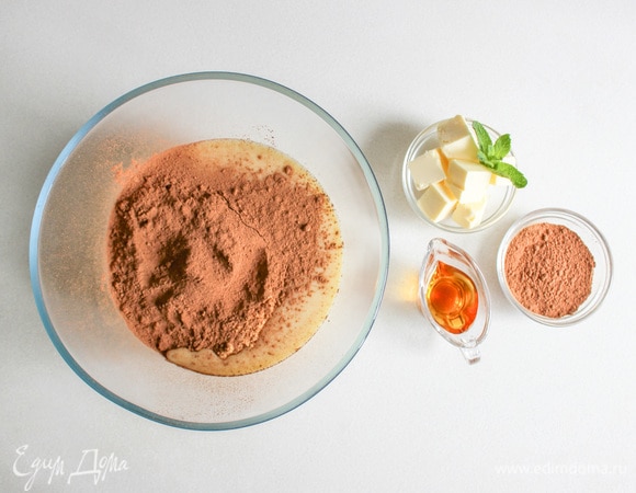 Смешайте в чаше печенье, сгущенное молоко, спред и какао. Влейте коньяк. Вы можете использовать сливочное масло или маргарин. Я обычно беру спред из растительного масла, потому что в нем нет холестерина.