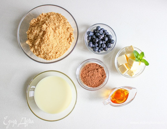 Измельчите печенье в блендере до состояния крошки. Подготовьте все ингредиенты.