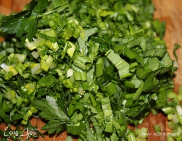 Петрушку и молодой зеленый чеснок мелко порубить и помять руками.