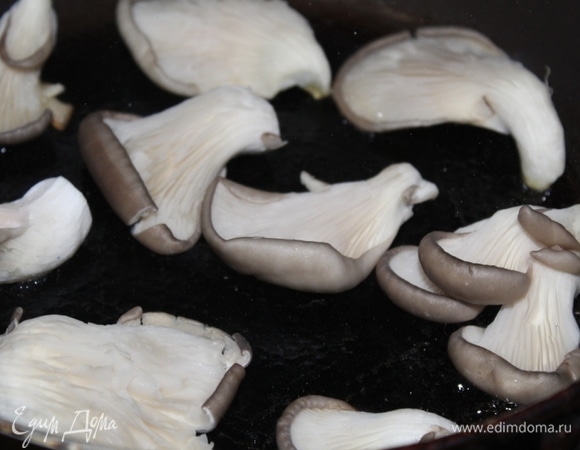 На растительном масле обжарить вешенки в толстостенной сковороде.