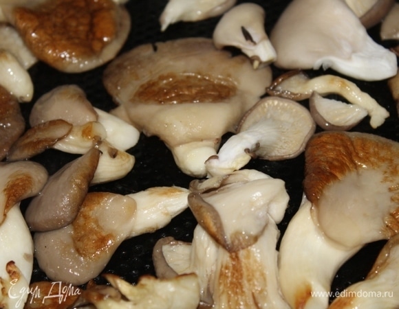 Обжарить с обеих сторон до румяного цвета.