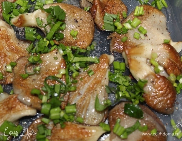 И мелко нарубленной зеленью. Затем остудить, закрыть контейнер крышкой и убрать в холодильник на пару часов.