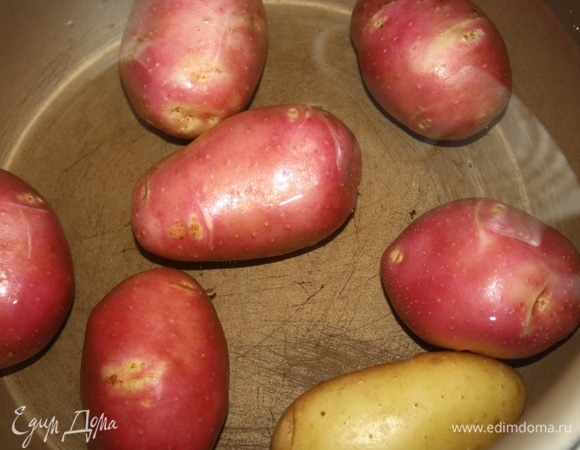 Молодой картофель заранее отварить в течение 4–5 минут.