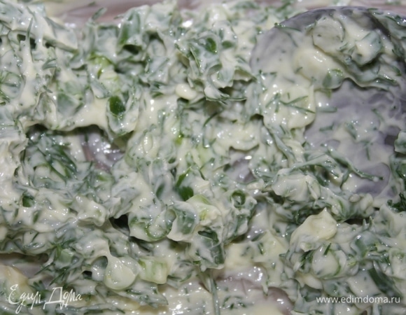 Также заранее дома подготовить зеленое масло: соединить размягченное сливочное масло с нарубленной зеленью лука и укропа. Убрать в контейнер для пикника.