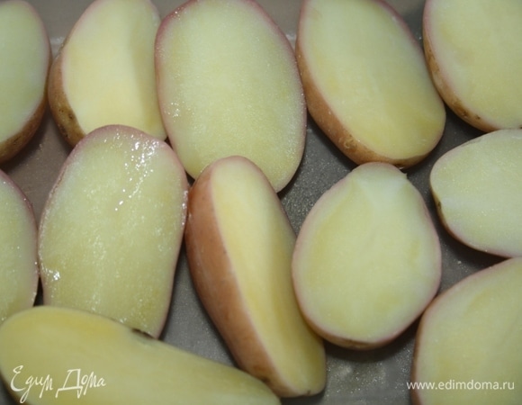 Перед самым приготовлением на природе разрезаем картофель пополам.