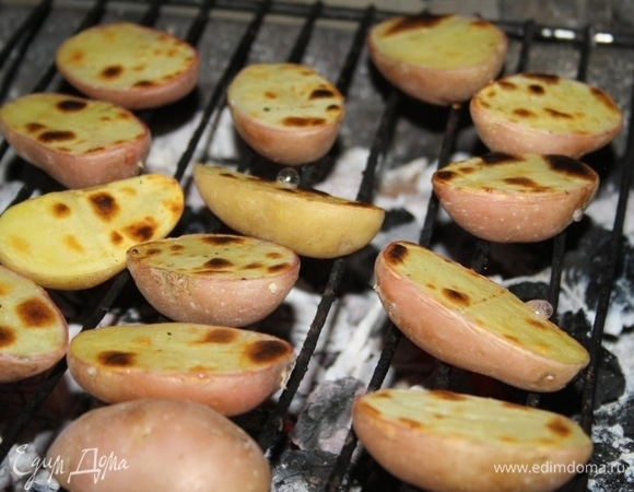 Периодически переворачиваем, готовится минут 10.