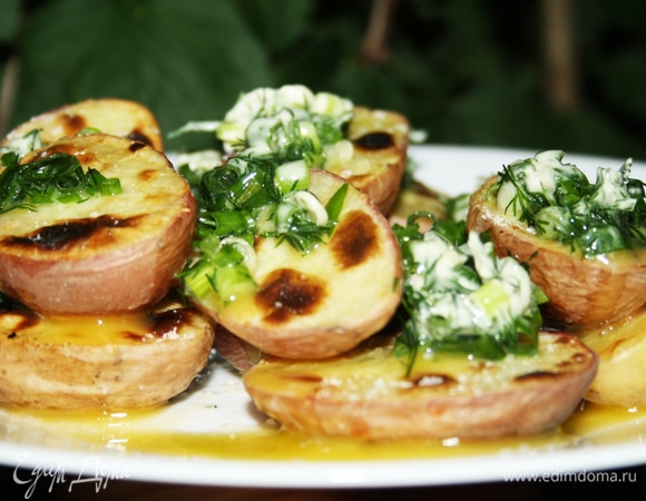 При подаче посыпаем крупной морской солью и выкладываем зеленое масло сверху.