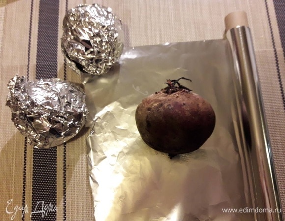 Свеклу моем, убираем лишнюю влагу бумажным полотенцем, плотно заворачиваем в фольгу и ставим в духовку, разогретую до 180°C, на 40–50 минут (время приготовления зависит от духовки и размера свеклы). Готовность проверьте шпажкой. Если протыкается, то свекла готова. Запеченная свекла получается очень сочной и вкусной.