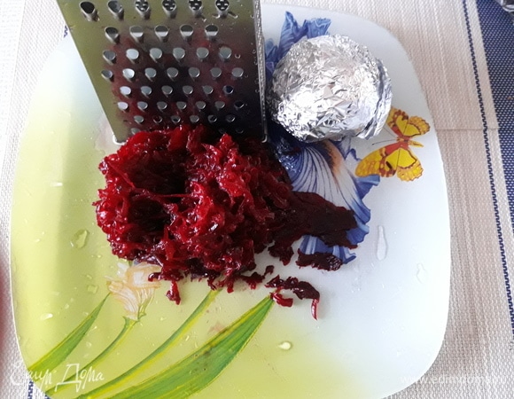 Готовую свеклу охлаждаем и натираем на крупной терке.