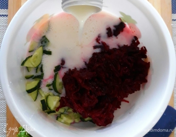 В глубокую посуду перекладываем свеклу и огурцы, солим, заливаем кефиром до консистенции супа и перемешиваем. Добавляем зелень. Свекольник готов!