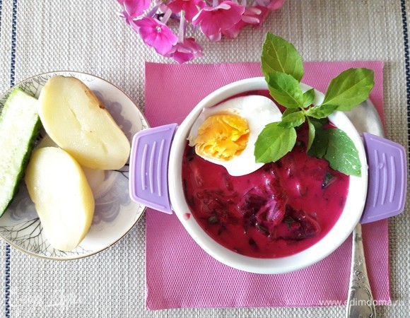 Добавляем сметану, сервируем половинкой яйца. Можно подать с печеным картофелем.