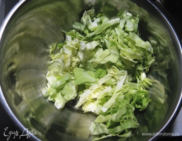 Нарезаем крупно молодую капусту.