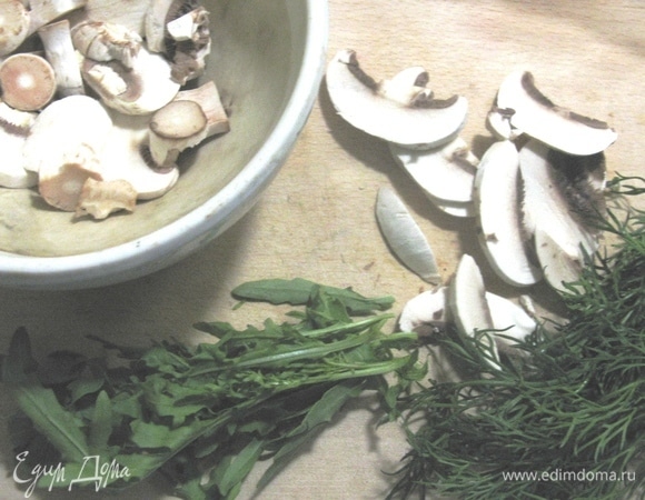 Тонкими пластинками режем шампиньоны. Руколу и укроп нарезаем мелко.