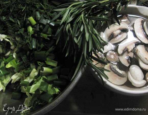 Замачиваем на несколько минут грибы, сливаем воду. Розмарин листиками выкладываем в салат.