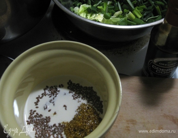 Готовим соус. Смешиваем сливки, семена льна, французскую горчицу, йогурт и немного приправляем соевым соусом.