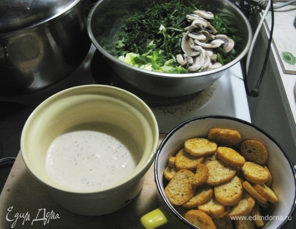 Выкладываем грибы, заправляем соусом. Мне вкусно с багетом сушеным, но это необязательно.