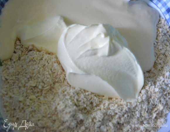 Овсяные хлопья (в рецепте используются овсяные хлопья с отрубями) смешать со сметаной, кефиром и оставить на 5–10 минут.