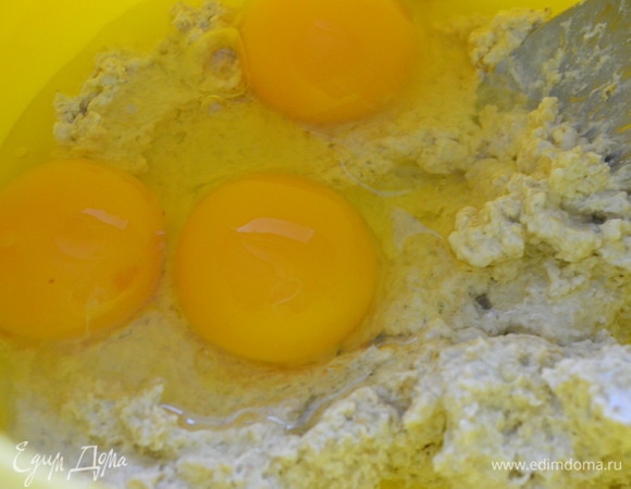 Добавить яйца, соду и творог.