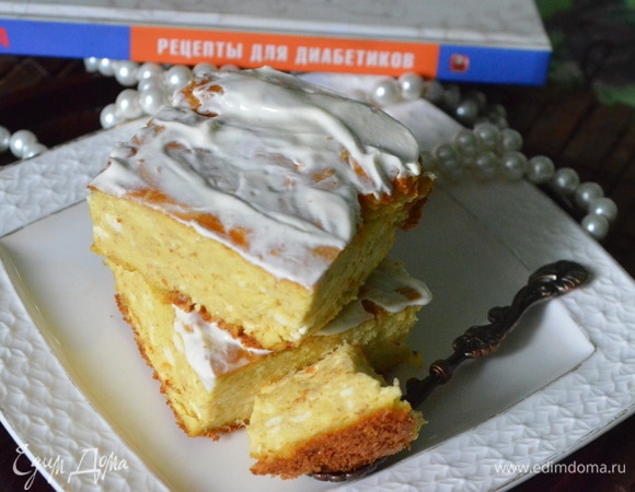 Выложить в смазанную маслом форму для запекания. Запекать в духовке при температуре 180°C в течение 30 минут. Перед подачей пирог смазать сметаной. Приятного аппетита!