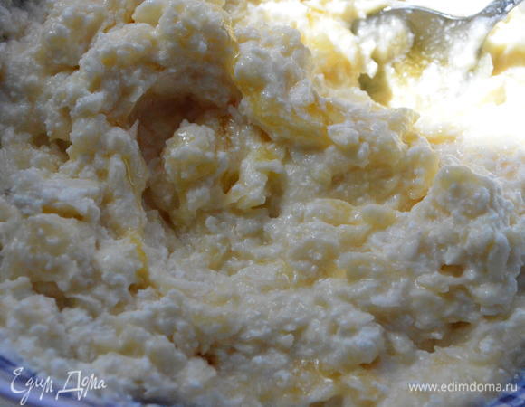 В творог добавить мед (по желанию, можно не добавлять совсем), рисовые хлопья, яйцо. Перемешать до однородной массы.