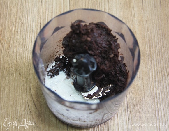 Добавьте молоко и перемешайте до получения однородной консистенции. Если паста получилась довольно густой, добавьте еще 1 ст. л. молока и перемешайте.