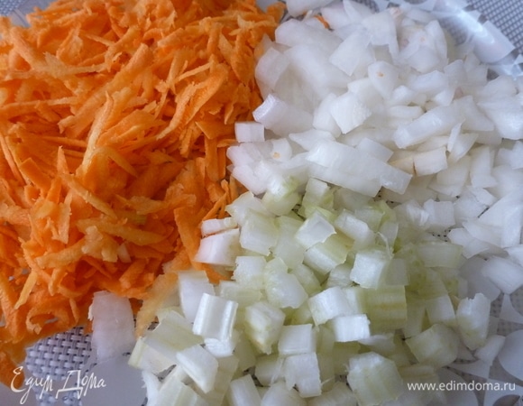 Лук и сельдерей нарезать кубиком, морковь натереть на терке.
