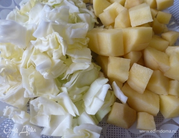 Картофель и молодую капусту нарезать крупными кубиками.